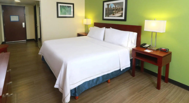 Четырёхместный номер Deluxe Holiday Inn Express Guadalajara Aeropuerto by IHG