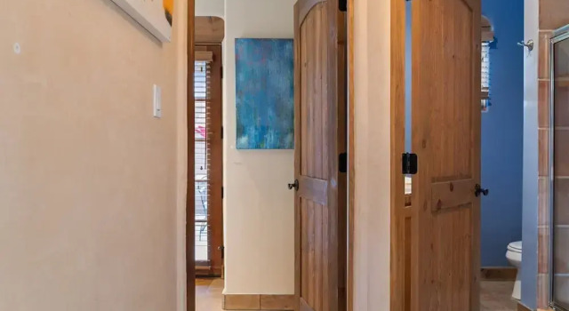 Art Haven - Stylish Southwestern Comfort, Walk to The Plaza