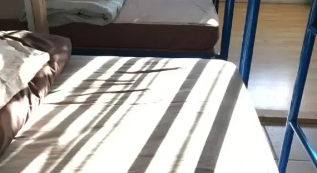 Кровать в общем номере Vancouver Backpacker House - 10 min walk to Metrotown skytrain station