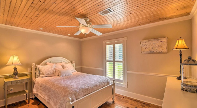 Коттедж Serving Southern Charm at This Clarkesville House!