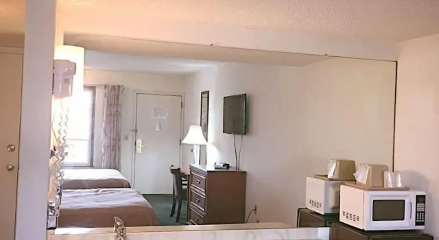 Четырёхместный номер Comfort Travelers Inn Elizabethton