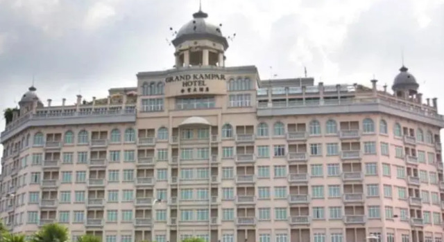 Łóżko w pokoju wieloosobowym Grand Kampar Hotel