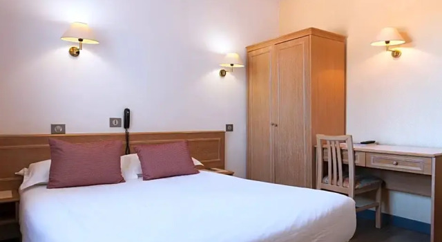 LOGIS HOTEL & RESTAURANT LETAPE Bouc Bel Air - Gardanne, Забронировать Отель Отели Буш-дю-Рон с парковкой, Парковка