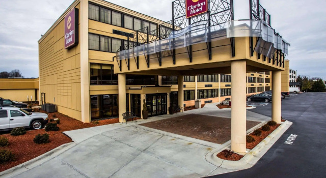 Кровать в общем номере Red Lion Hotel Charlotte