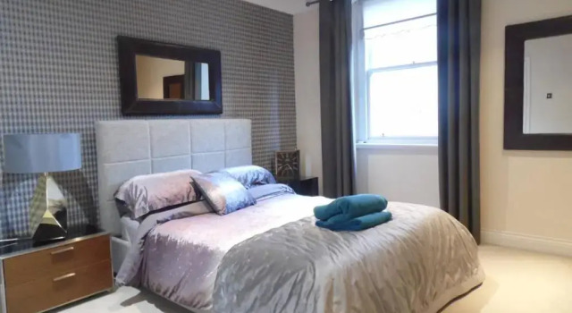 Апартаменты WEST END -Stunning, 2 bedroom, main door flat with private parking