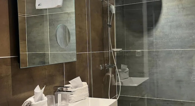 Трёхместный номер Comfort Отель LOGIS Hôtel Borel