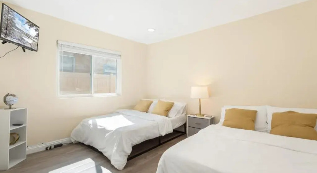 Luxury King Bed Projector Room near Beach & Disneyland, Забронировать Отель Хантингтон-Бич 