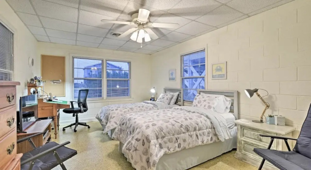 Pet-friendly Second Row House Steps to Beach!