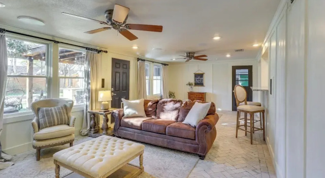 1 Mi to Texas Tech: Group Getaway w/ Pool & Sauna!, Buchen Sie Ferienhaus Villen in Lubbock, Villa