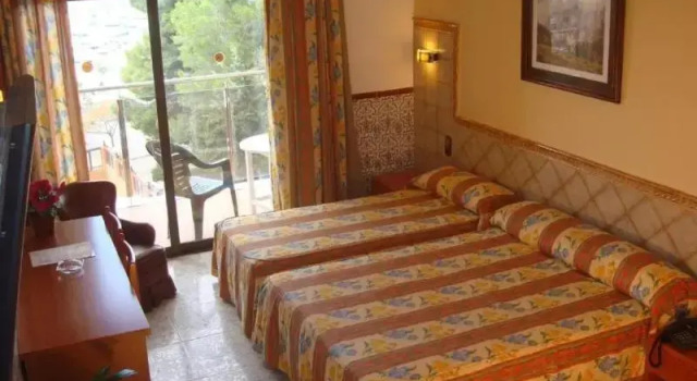 Четырёхместный номер Standard с балконом Hotel Univers
