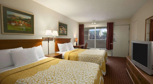 Четырёхместный номер Standard Days Inn Alexandria by Wyndham