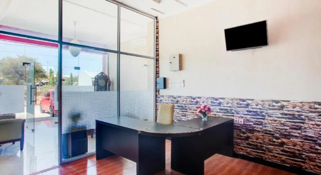 OYO 2965 Silvia Homestay, Забронировать Отель Купанг 
