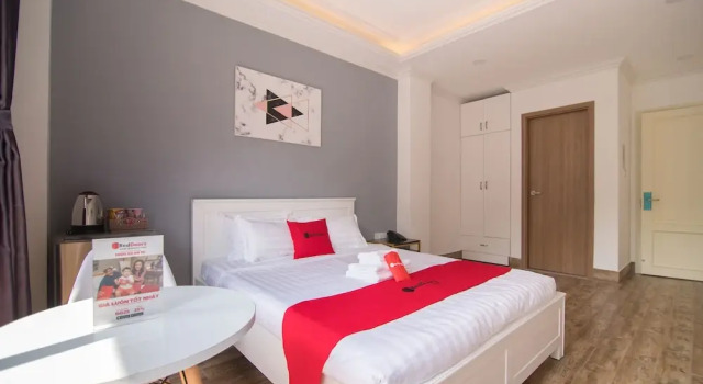 RedDoorz Plus near Tan Son Nhat Airport 3