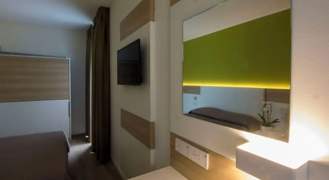 Четырёхместный номер Comfort с балконом hotel almalux jesolo di furlan andrea