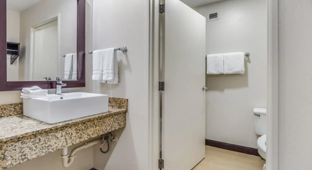 Четырёхместный номер Standard Red Roof Inn Phoenix North - I-17 at Bell Rd
