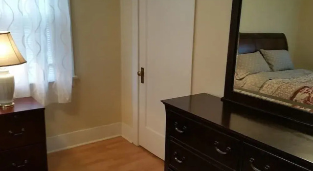 Lovely 1 King Bed- Walk Downtown Pet Ok
