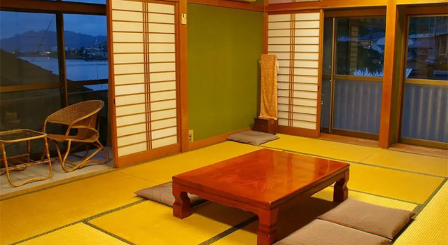Кровать в общем номере с видом на город Ryokan Sakamotoya