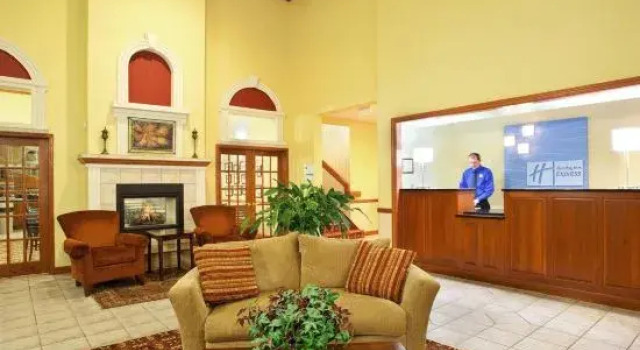 Holiday Inn Express Watertown, Rezervați Hotel Watertown Wisconsin
