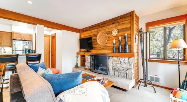 Hike, Sled & Ski! Cozy Tahoe City Condo w/ Hot Tub, Забронировать Отель Тахо-Сити Норт-Лейк-Тахо, рядом с Парк Commons Beach