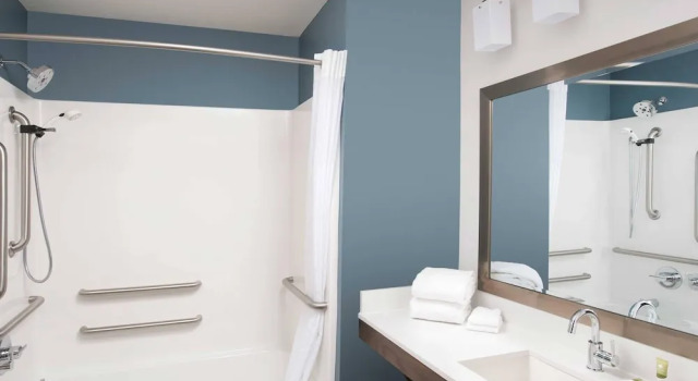 Suite WoodSpring Suites Cleveland North