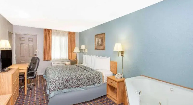 Трёхместный номер Standard Days Inn by Wyndham Farmer City