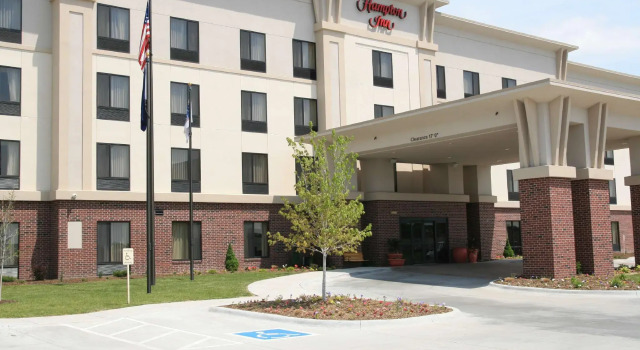 Кровать в общем номере Newly Renovated Hampton Inn Omaha West Lakeside