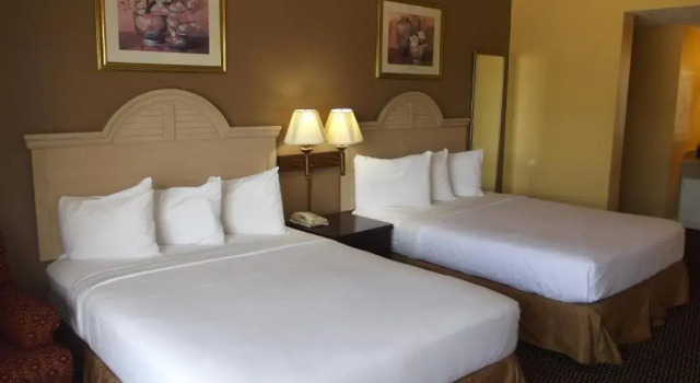 Четырёхместный номер Standard Ambassadors Inn & Suites