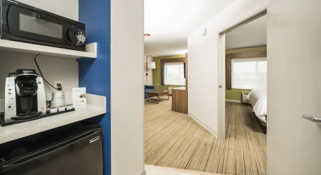 Двухместный люкс Holiday Inn Express Chicago Northwest-Vernon Hills by IHG