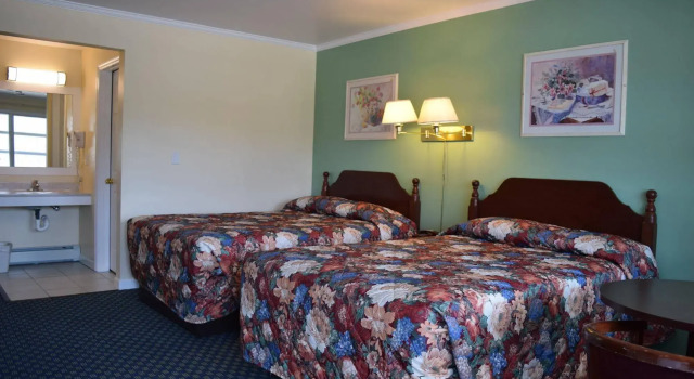 Top Hill Motel, Забронировать Мотель Саратога-Спрингс штат Нью-Йорк, рядом с Центр исполнительских искусств Саратоги