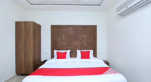 Hotel S7 by OYO Rooms