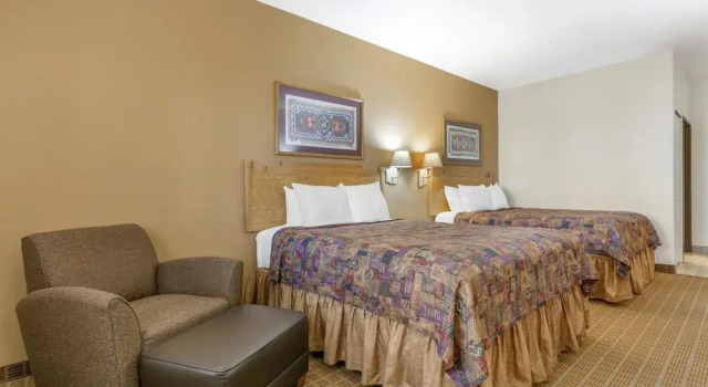 Четырёхместный номер Standard с красивым видом из окна Best Western Gold Canyon Inn & Suites