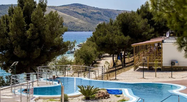 Tidy house with a microwave, 6 km. from the beautiful Trogir, Забронировать Отель Отели Сегет-Враница с парковкой, Парковка