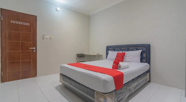 Двухместный номер Economy RedDoorz Plus at Bukit Cinta Street Balikpapan