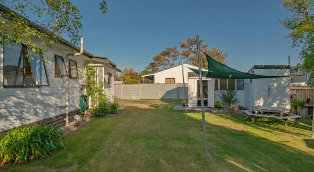 Wonderful Whangamata - Whangamata Holiday Home, Rezerwuj Hotel Hotele w Auckland Region z parkingiem, Parking