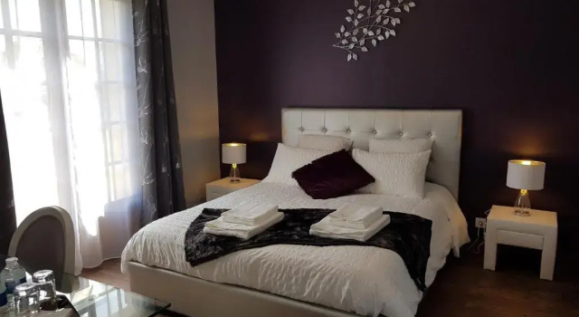 Le Clos Magedon, Book Hotel Medan Ile de France