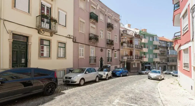 Sunny orange garden apartment in central Lisbon