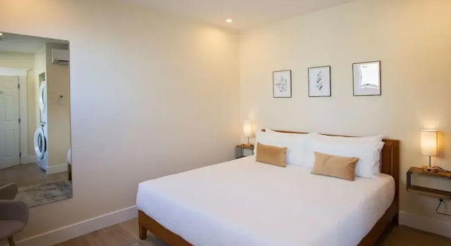 Люкс Deluxe c 1 комнатой с балконом и с видом на озеро Stirling All Suites Hotel