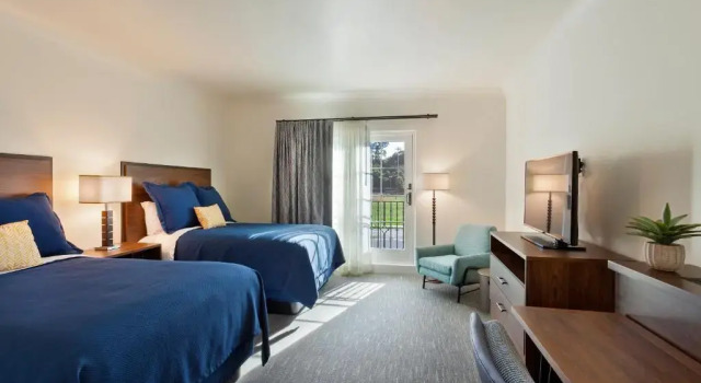 Четырёхместный номер Standard с балконом La Playa Inn Santa Barbara