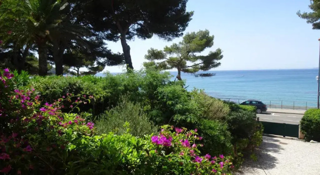 Beau 2 pièces avec vue mer en terrasse face plage de Gigaro