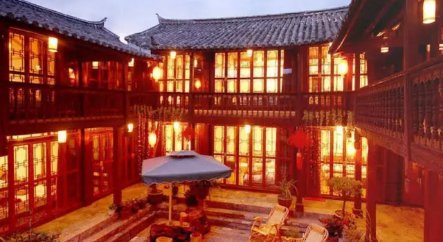 Lijiang Red Flower Inn, Забронировать Отель Лицзян Юньнань, рядом с Улица Сквер-стрит Древнего города Даянь