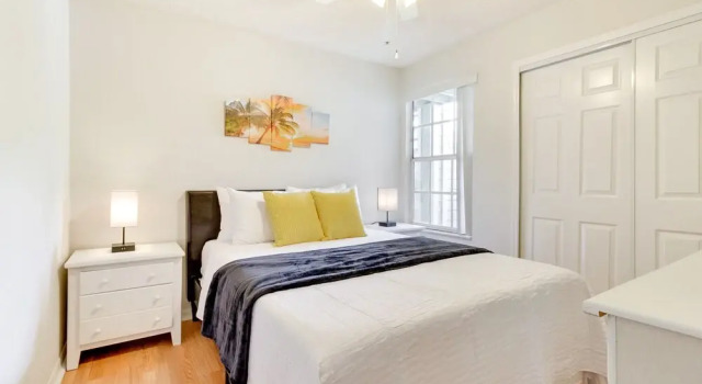 Апартаменты с 3 комнатами Condo w/ Pool Access & Patio: 8 Mi to Disney!