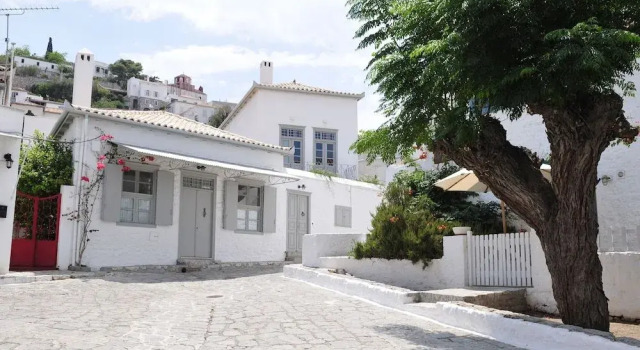 1880 Luxury Apartments