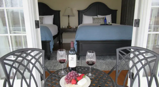 Четырёхместный номер Deluxe с балконом и с видом на горы The White House Inn