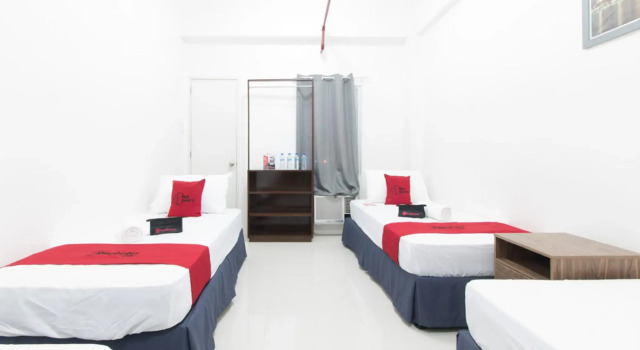 Четырёхместный номер Standard RedDoorz near Liceo De Cagayan University Highschool