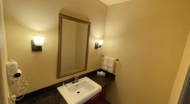 Четырёхместный номер Comfort Sunbridge Inn & Suite Extended Stay