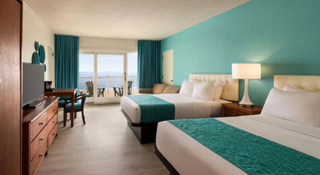 Четырёхместный номер Premier с балконом и oceanfront Howard Johnson by Wyndham Ocean City Oceanfront