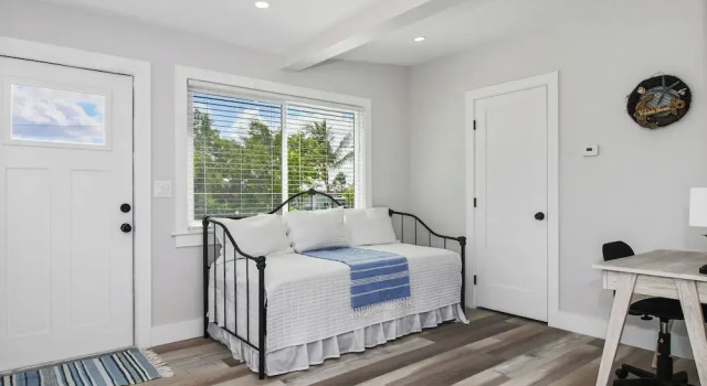 1 Mi to Fort Myers Beach Access! Chic Coastal Home, Забронировать Дом для отпуска Отели в центре Форт-Майерс-Бич, в центре