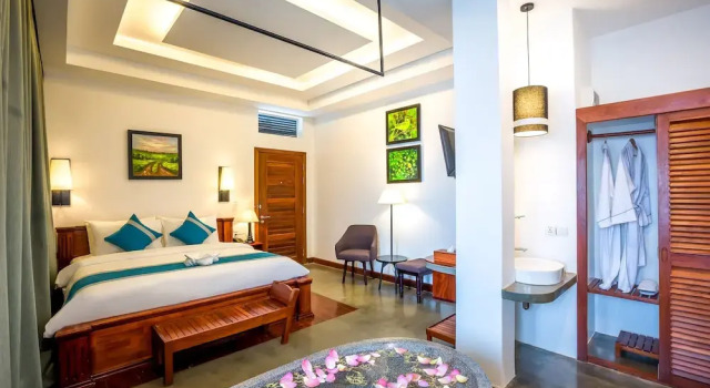 Люкс с балконом и с видом на бассейн The Tito Suite Residence