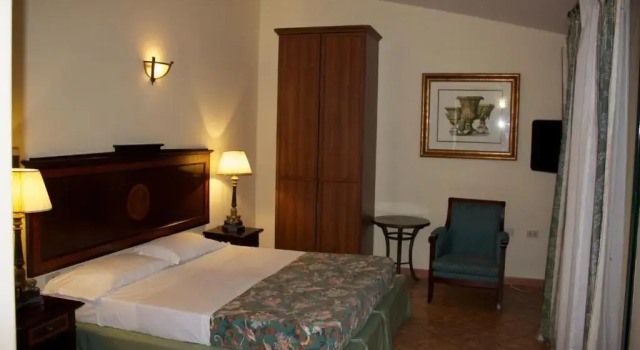 Трёхместный номер Standard с красивым видом из окна Hotel Antico Residence Roma