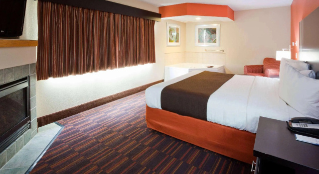 Люкс Deluxe c 1 комнатой AmericInn by Wyndham Shakopee Near Canterbury Park